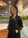 Kapüşonlu siyah sweatshirt