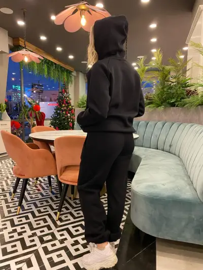 Kapüşonlu siyah sweatshirt