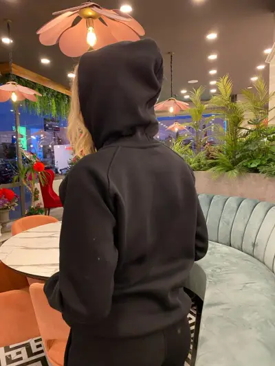 Kapüşonlu siyah sweatshirt